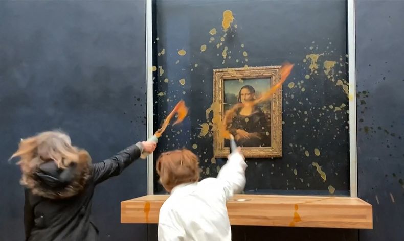 Dos activistas pertenecientes al colectivo Riposte Alimentaire arrojaron sopa sobre La Gioconda