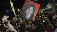 Una multitud recibió a Cristina en la puerta de C5N