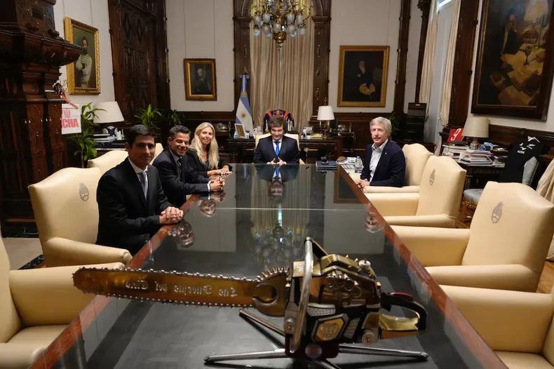 El presidente Javier Milei se reunió con Gabriela Renaudo, gerente general de Visa Argentina; Mauro Williams, director de Relaciones Gubernamentales para Latinoamérica; y Jorge Acosta, director de Finanzas para Latinoamérica. También estuvo presente Santiago Bausili, presidente del Banco Central.