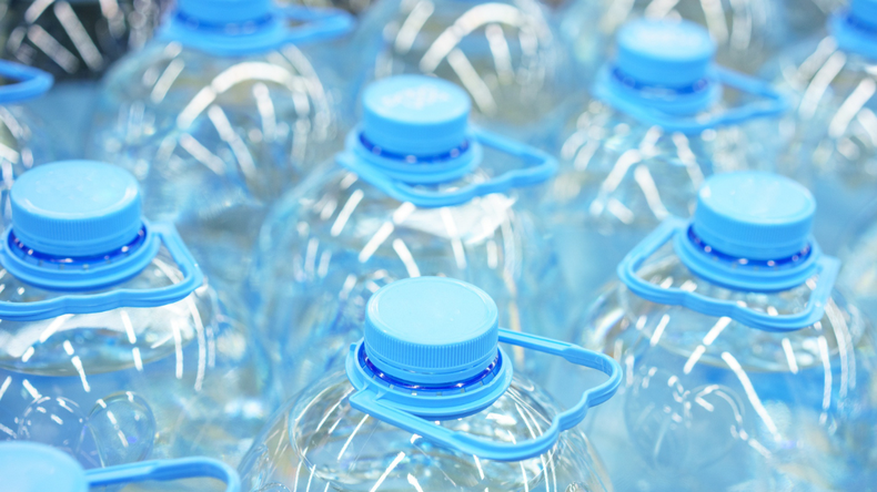 ¿El agua embotellada podría significar un peligro para la salud?