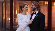 Maya Hawke y Christian Lee Hutson en su boda. Maya Hawke y Christian Lee Hutson en su boda.
