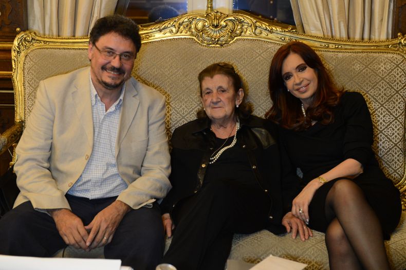 Se enamoró, enfrentó a la dictadura y la Iglesia lo expulsó: la historia del obispo que admira Cristina