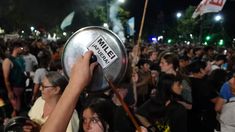 video: cacerolazos en varios puntos de la ciudad durante la cadena nacional de javier milei video: cacerolazos en varios puntos de la ciudad durante la cadena nacional de javier milei