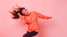 La danza, además de quemar calorías, potencia el equilibrio y fortalece los huesos, previniendo enfermedades cardíacas. La danza, además de quemar calorías, potencia el equilibrio y fortalece los huesos, previniendo enfermedades cardíacas.