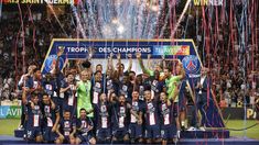 Messi y sus compañeros festejan la conquista de la Supercopa de Francia. Messi y sus compañeros festejan la conquista de la Supercopa de Francia.