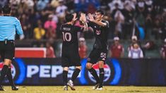 Messi festeja con Federico Redondo, el otro argentino que convirtió en la goleada. Messi festeja con Federico Redondo, el otro argentino que convirtió en la goleada.