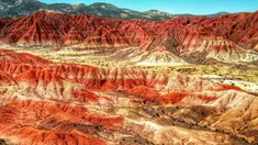 Cusi Cusi no solo sorprende por sus paisajes marcianos, sino que también ofrece atracciones naturales impresionantes en sus alrededores. Cusi Cusi no solo sorprende por sus paisajes marcianos, sino que también ofrece atracciones naturales impresionantes en sus alrededores.