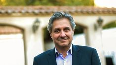 El funcionario que acompaña a Luis Caputo.