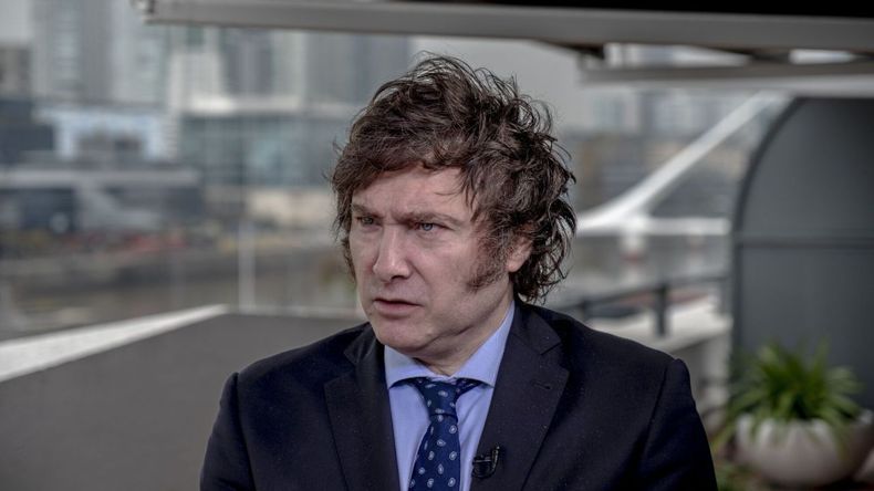 Javier Milei quedó primero en las PASO, pero una ausencia en el debate podría perjudicarlo.