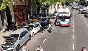El colectivo y los autos involucrados en el choque múltiple en Palermo. El colectivo y los autos involucrados en el choque múltiple en Palermo.