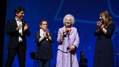 El gobernador bonaerense junto a las Abuelas de Plaza de Mayo.
