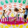 El juego libre y presencial entre pares es fundamental para el desarrollo emocional de las infancias, más allá del avance digital.
