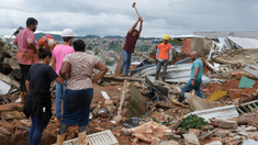 Los rescatistas continúan buscando personas con vida bajo de los escombros, Los rescatistas continúan buscando personas con vida bajo de los escombros,