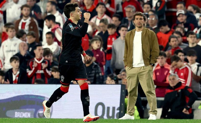 Blondel grita el gol del triunfo de Huracán, mientras Leo Ponzio observa.