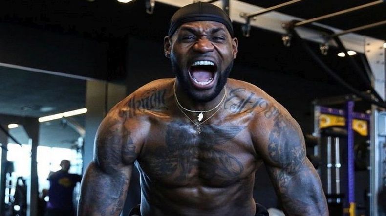 Es el primer jugador de la NBA en competir junto a&nbsp;su hijo en el mismo equipo.