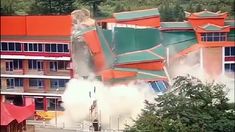 Tras intensas lluvias monzónicas se derrumbó un hotel en Pakistán.