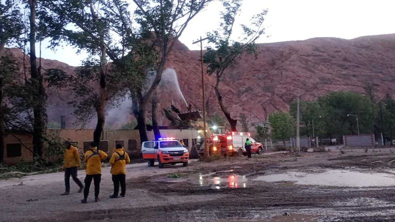 Unos 130 brigadistas trabajan este martes en Epuyén.