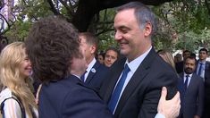 Javier Milei y un abrazo con Manuel Adorni durante el acto por Malvinas. Javier Milei y un abrazo con Manuel Adorni durante el acto por Malvinas.