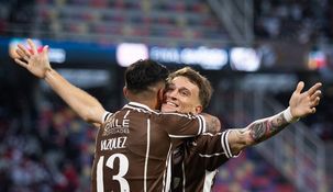 Vázquez abraza al héroe, Guido Mainero. Vázquez abraza al héroe, Guido Mainero.