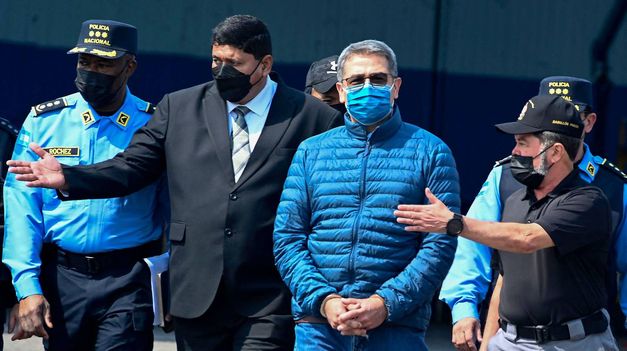 El jueves en Honduras, Hernández subió a un avión de camino a Nueva York escoltado por agentes de agencia antidrogas estadounidense.
