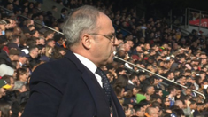 Luis Campos, director deportivo del PSG, bajó al banco de suplentes en pleno partido. Luis Campos, director deportivo del PSG, bajó al banco de suplentes en pleno partido.