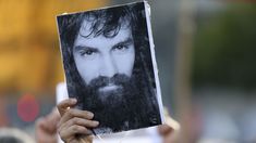 Una imagen simbólica durante las protestas en las calles. Una imagen simbólica durante las protestas en las calles.