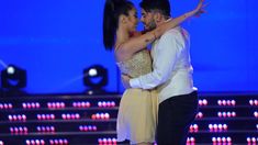 ¡Romanticismo! Diego Junior cantó, bailó con su mujer, y al final se dieron fogosos besos ¡Romanticismo! Diego Junior cantó, bailó con su mujer, y al final se dieron fogosos besos