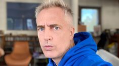 El presentador habló de más al dar una declaración en un programa de streaming y quedó en offside.