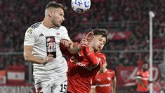 Nicolás Sansotre, defensor de Riestra, rechaza el balón ante el cruce de Diego Tarzia. Nicolás Sansotre, defensor de Riestra, rechaza el balón ante el cruce de Diego Tarzia.