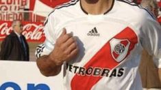 El delantero jugó en una veintena de clubes de Argentina y el exterior. El delantero jugó en una veintena de clubes de Argentina y el exterior.