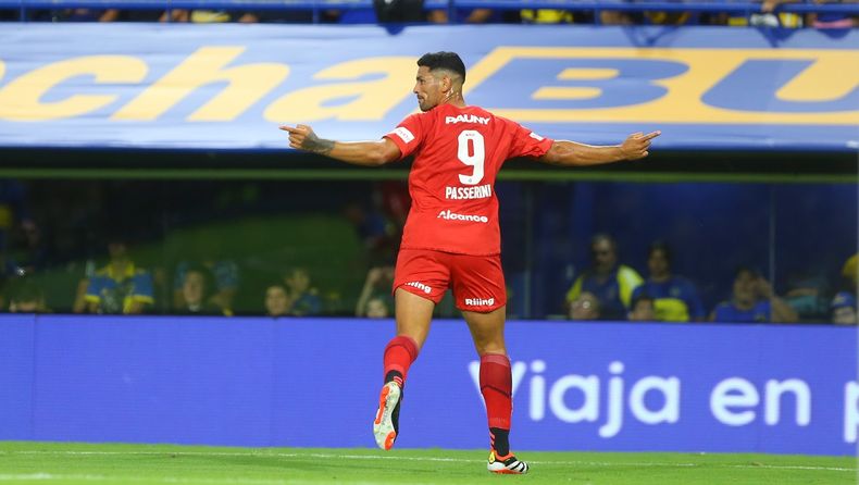 El delantero de Belgrano festeja su gol en la Bombonera.