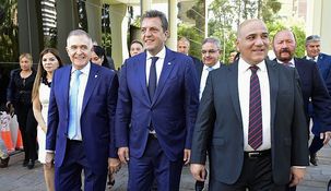 Massa estuvo en la asunción de Osvaldo Jaldo junto a otros gobernadores.