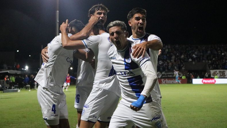 Los Jugadores de Godoy Cruz festejan el triunfo en Vicente López.