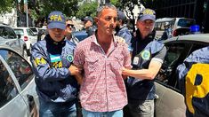 Gastón Mercanzini le arrojó una botella a la caravana de Milei.