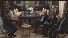 Milei junto a los periodistas de La Nación+.