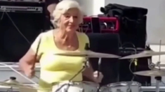La baterista de 89 años que se volvió viral por tocar en las calles de Santa Fe. La baterista de 89 años que se volvió viral por tocar en las calles de Santa Fe.