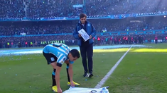 Costas llevó un retrato del Bocha y Sigali colocó una camiseta en el campo. Costas llevó un retrato del Bocha y Sigali colocó una camiseta en el campo.