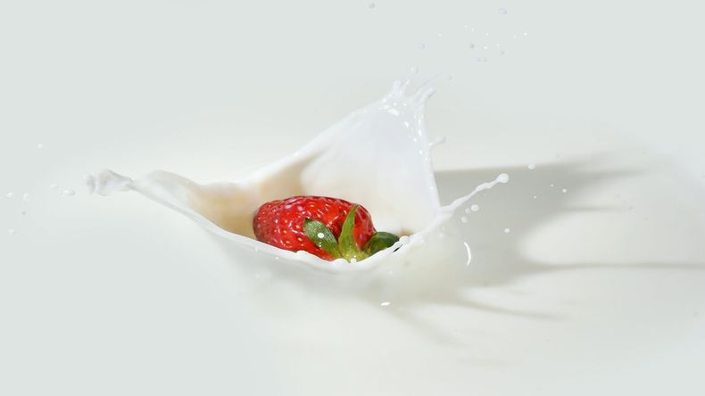 Cargadas de antioxidantes, las frutillas se convierten en la estrella indiscutible de este batido rejuvenecedor.