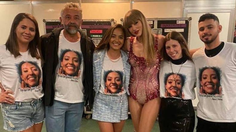 La cantante conmovió a todos al recibir a la familia de la fanática.