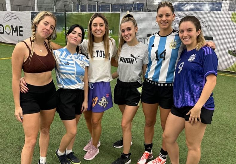 Lali Espósito jugó al fútbol en Qatar con varias famosas.