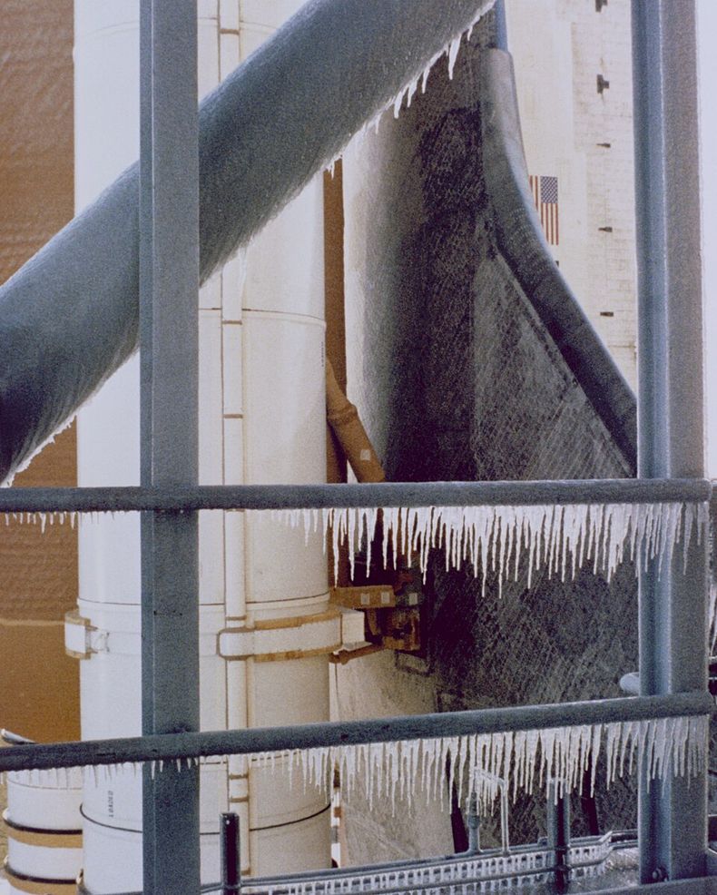 Hielo en la torre de lanzamiento horas antes del despegue del Challenger.