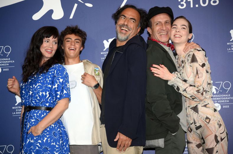 Griselda Siciliani junto al elenco de Bardo.