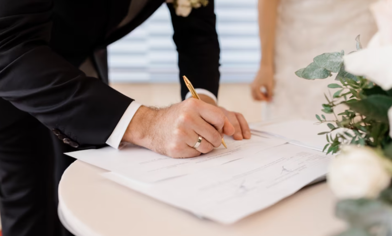 Los novios aceptaron firmar el detalle de las penas en caso de infidelidad.