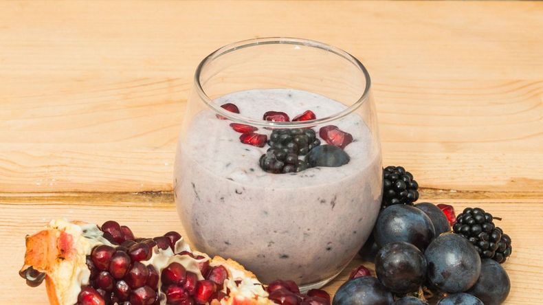 Los frutos rojos, como las fresas, las frambuesas, las moras y los arándanos, son ricos en antioxidantes. 