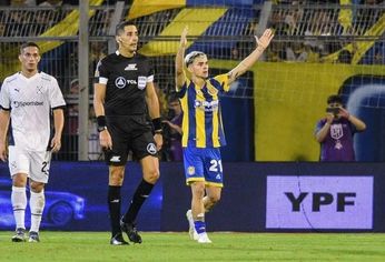 El juvenil Santi ago López, ex-Independiente, festeja el único gol del Canalla.