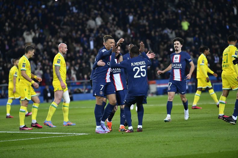 Messi convirtió el primer gol de PSG frente a Nantes.