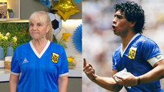 Claudia Villafañe y Diego Armando Maradona con la camiseta alternativa de la Selección argentina para el Mundial de México 1986.