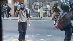 Jonathan Morel, líder de Revolución Federal, en la puerta del Instituto Patria.