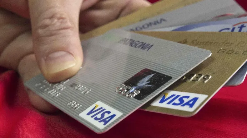 ARCA prohíbe el uso de tarjetas de crédito, débito y transferencias a un determinado grupo de personas. 