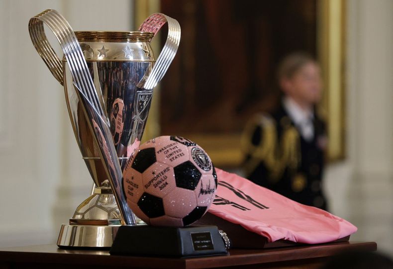 El trofeo de la MLS, una pelota y una camiseta de Inter Miami, ofrecidas a Donald Trump.